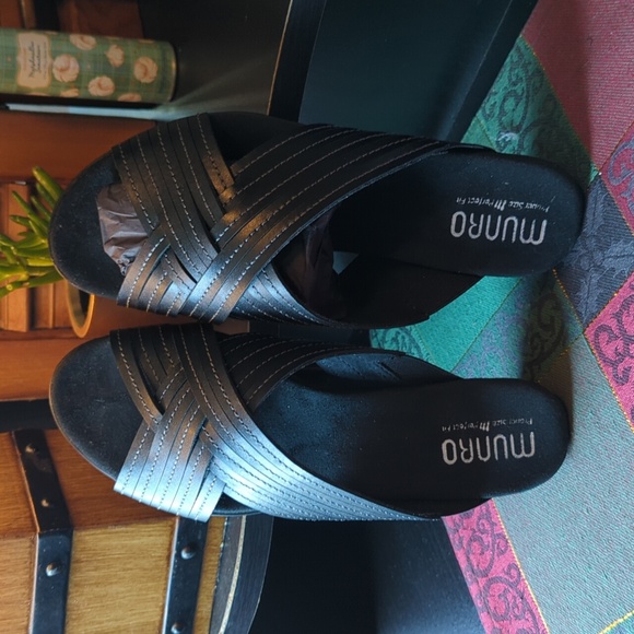 Munro Kelsey sandals slide on black leather Women's 7 WW NEW - Picture 3 of 10